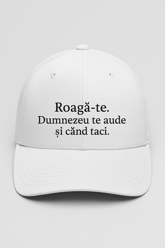 Șapcă Albă „Roagă-te. Dumnezeu te aude și când taci.” – Mesaj Motivațional Creștin